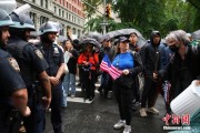 梦见理发美国多地举行“没有国王”抗议活动